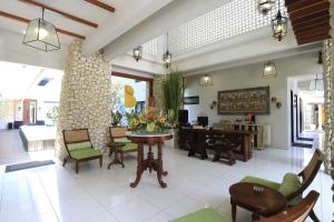 una sala de estar con una mesa y sillas en Bali Sunset Villa, en Seminyak