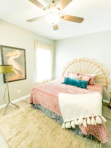 een slaapkamer met een bed en een plafondventilator bij Duplex allows for one or both sides to be rented! Suitable for small or large families! in Gulf Shores