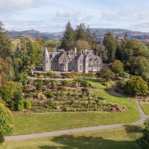 eine Luftansicht eines großen Hauses mit Garten in der Unterkunft Glencruitten House in Oban