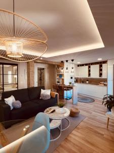 Khu vực ghế ngồi tại EL CAPRICHO DEL ARCO_Apartamentos Burgos Catedral