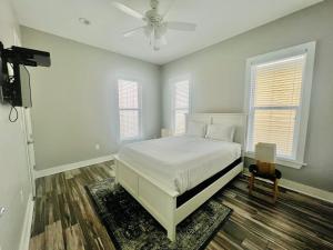 Ліжко або ліжка в номері Gorgeous 3 BR Home Across from the Beach with Community Pool