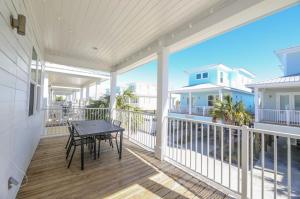 Балкон або тераса в Gorgeous 3 BR Home Across from the Beach with Community Pool