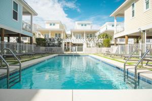Басейн в Gorgeous 3 BR Home Across from the Beach with Community Pool або поблизу