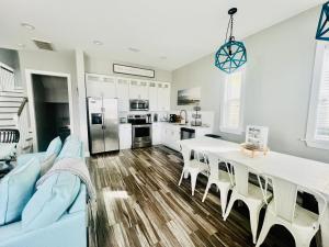 Кухня або міні-кухня у Gorgeous 3 BR Home Across from the Beach with Community Pool