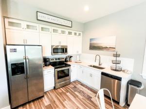 Кухня або міні-кухня у Gorgeous 3 BR Home Across from the Beach with Community Pool