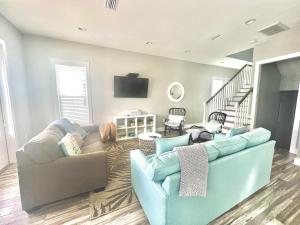 Телевізор і / або розважальний центр в Gorgeous 3 BR Home Across from the Beach with Community Pool