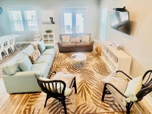 Зона вітальні в Gorgeous 3 BR Home Across from the Beach with Community Pool