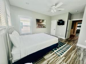Ліжко або ліжка в номері Gorgeous 3 BR Home Across from the Beach with Community Pool
