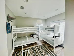 Ліжко або ліжка в номері Gorgeous 3 BR Home Across from the Beach with Community Pool