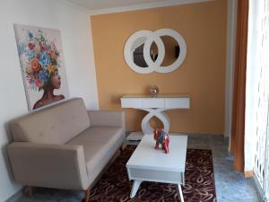 ein Wohnzimmer mit einem Sofa und einem Tisch in der Unterkunft Fantástica cartagena accesible para todos in Cartagena de Indias
