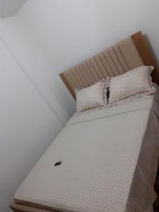 ein weißes Bett mit einem Kissen darüber in der Unterkunft Fantástica cartagena accesible para todos in Cartagena de Indias