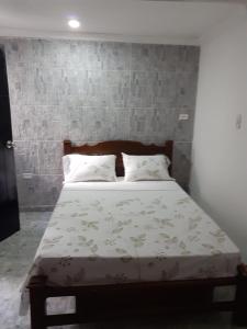 ein Bett mit zwei Kissen und einer Decke darauf in der Unterkunft Fantástica cartagena accesible para todos in Cartagena de Indias