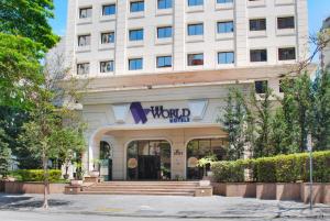 a building with a sign on the front of it at Hotel Vila Olimpia Cozinha Piscina Academia in Sao Paulo