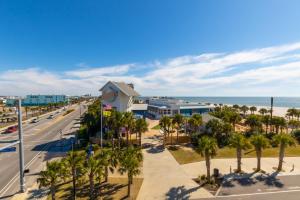 een luchtzicht op een straat met palmbomen en de oceaan bij Glamorous 5 BR Condo right next to The Hangout! in Gulf Shores