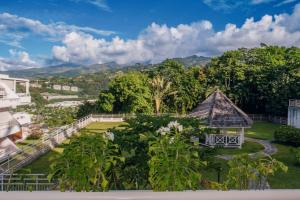 Elle offre une vue sur le jardin doté d'un kiosque. dans l'établissement Grand Large - Premium suite, à Papeete