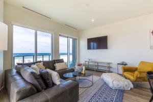 Χώρος καθιστικού στο Spacious 4 BR Beachfront, Luxury Condo Next to the Hangout- GP 301