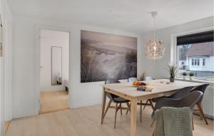 comedor con mesa y sillas en Cozy Home In Asaa With Kitchen, en Aså