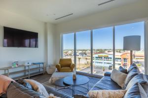 Χώρος καθιστικού στο Spectacular 5 BR Luxury Condo with Rooftop Pool right on the Beach, Next to the Hangout!