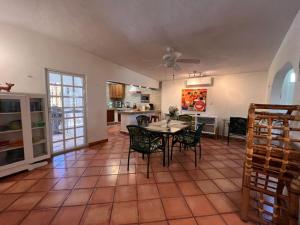 cocina y comedor con mesa y sillas en Casa Tortuga Verde, en Chuburná