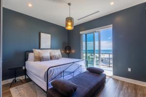Ένα ή περισσότερα κρεβάτια σε δωμάτιο στο Beachfront, Luxury 4 BR Condo with Gulf views next to the Hangout! +63 φωτογραφίες