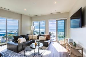 Μια τηλεόραση ή/και κέντρο ψυχαγωγίας στο Luxury 4 BR Gulf View Condo, Rooftop Pool, right next to the Hangout!