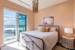 Ένα ή περισσότερα κρεβάτια σε δωμάτιο στο Luxury 4 BR Gulf View Condo, Rooftop Pool, right next to the Hangout! +65 φωτογραφίες