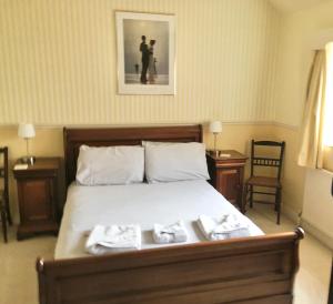 ブリドリントンにあるSouthwold Bridlingtonのベッドルーム1室(ベッド1台、タオル2枚付)