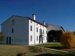 un gran edificio blanco con una gran puerta en B&B Corte Bertoia, en San Benedetto Po