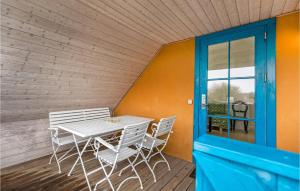 BalkeにあるNice Apartment In Nex With 2 Bedrooms And Wifiの青いドア付きのポーチにテーブルと椅子