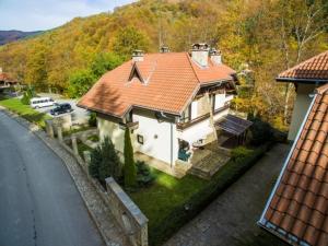 una casa con techo rojo y una calle en Балкан вили en Ribarica