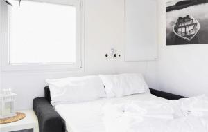 En eller flere senge i et værelse på Cozy Ship In Rheinsberg Hafendorf With House Sea View
