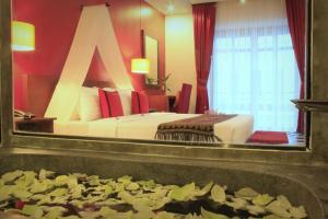 a bedroom with a bed and a large mirror at Mekong Angkor Palace Hotel in Siem Reap