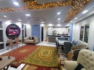ein Wohnzimmer mit einem Tisch und Stühlen sowie einem TV in der Unterkunft apartment Mokattam Cairo in Kairo