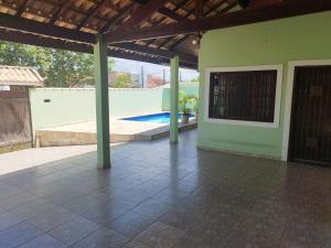 un patio de una casa con piscina en BONA CASA PERUÍBE, en Peruíbe