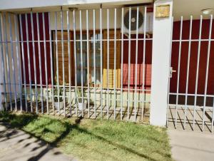 サン・ラファエルにあるCómodo Departamento de 2 habitaciones, con excelente ubicaciónの家の前の金属柵