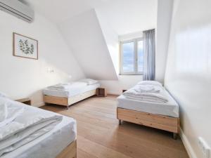 ein Zimmer mit zwei Betten und einem Fenster in der Unterkunft Tolstov Apartments - City Apartments with 1 or 2 Rooms - 15 Min to Messe DUS and Old Town DUS in Düsseldorf