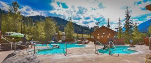 ein Pool in einem Resort mit Leuten, die darin spielen in der Unterkunft Hearthstone Townhomes by StayIn in Panorama