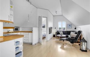 cocina y sala de estar con sofá y mesa en Lovely Apartment In Nex With Wifi, en Neksø