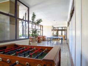Habitación con mesa de ping pong y mesa en Apart Hotel Barra Leme com Vista Mar e Montanha B1-001, en Río de Janeiro