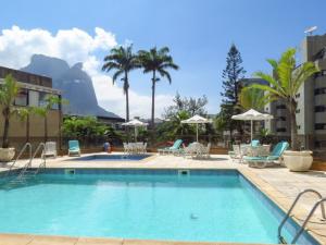 una piscina con una montaña en el fondo en Apart Hotel Barra Leme com Vista Mar e Montanha B1-001, en Río de Janeiro