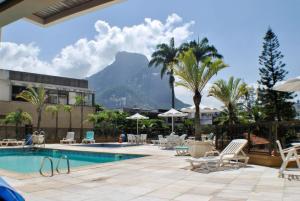un complejo con una piscina con una montaña en el fondo en Apart Hotel Barra Leme com Vista Mar e Montanha B1-001, en Río de Janeiro