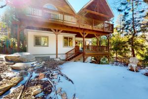レイク・アローヘッドにあるArrowhead Havenの雪の中にデッキがある大きな木造家屋