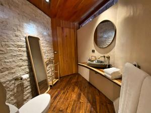 La salle de bains est pourvue d'un lavabo et d'un miroir. dans l'établissement Casa Kaan Calakmul, à Xpujil