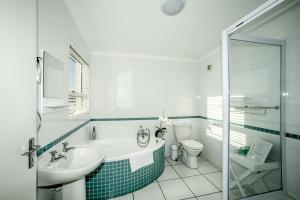 A bathroom at Rocklands Seaside Bed and Breakfast