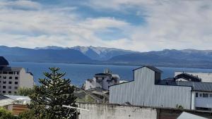 une ville avec vue sur un lac et les montagnes dans l'établissement Departamento JS - Centro Bariloche, à San Carlos de Bariloche