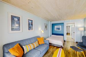 sala de estar con sofá y cama en Caravelle Resort, Unit #945, en Myrtle Beach