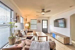 een woonkamer met een bank en een tv bij Pet-Friendly Austin Home with Private Yard! in Austin