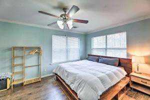 een slaapkamer met een bed en een plafondventilator bij Pet-Friendly Austin Home with Private Yard! in Austin