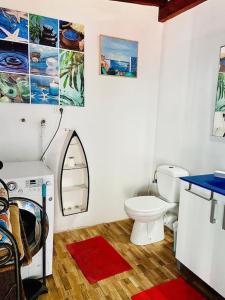 bagno con servizi igienici e lavatrice. di Atico de la Pardela a La Laguna