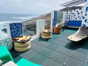 Un balcón con sillas y vistas al océano. en Atico de la Pardela, en La Laguna